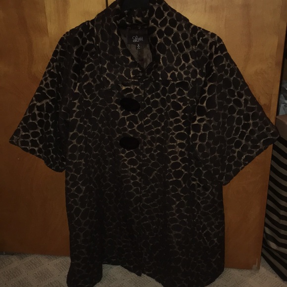 Absolutely gorgeous sleeveless coat. - Picture 3 of 7